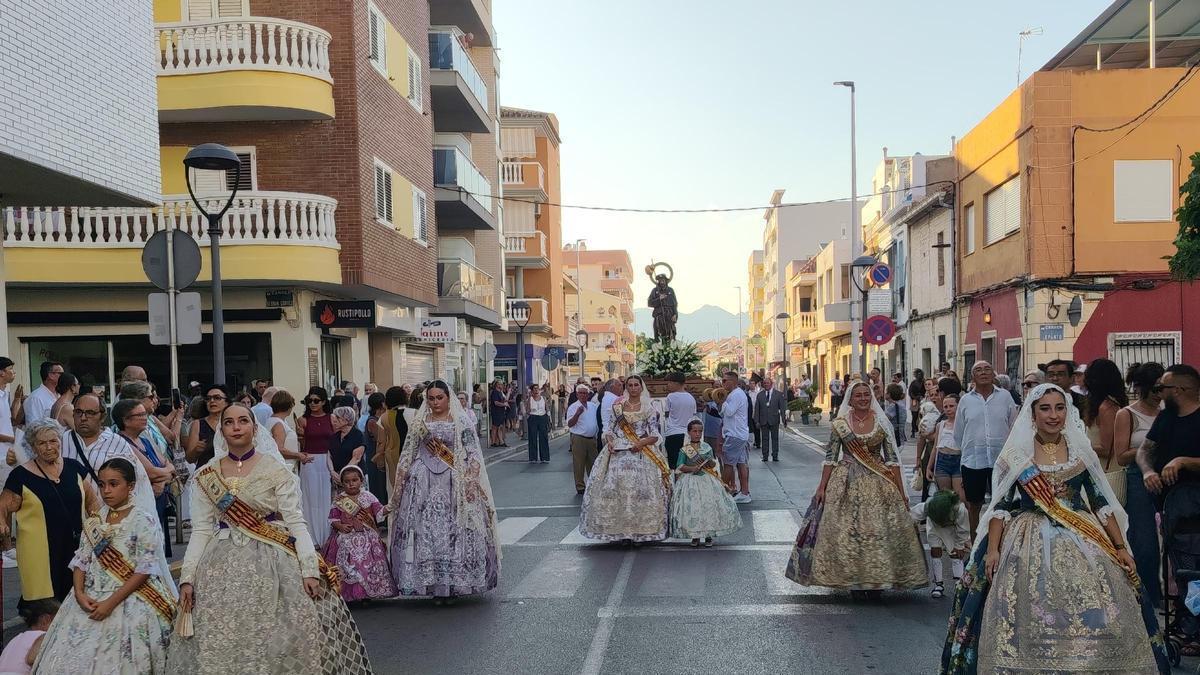 La reina de las fiestas patronales, Alicia Pedrós y su corte de honor en la procesión.