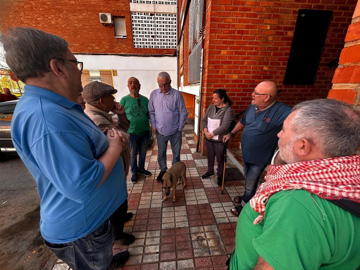 Representantes de IU-Verdes y la PAH junto a la familia de El Palmar que ha sido desahuciada