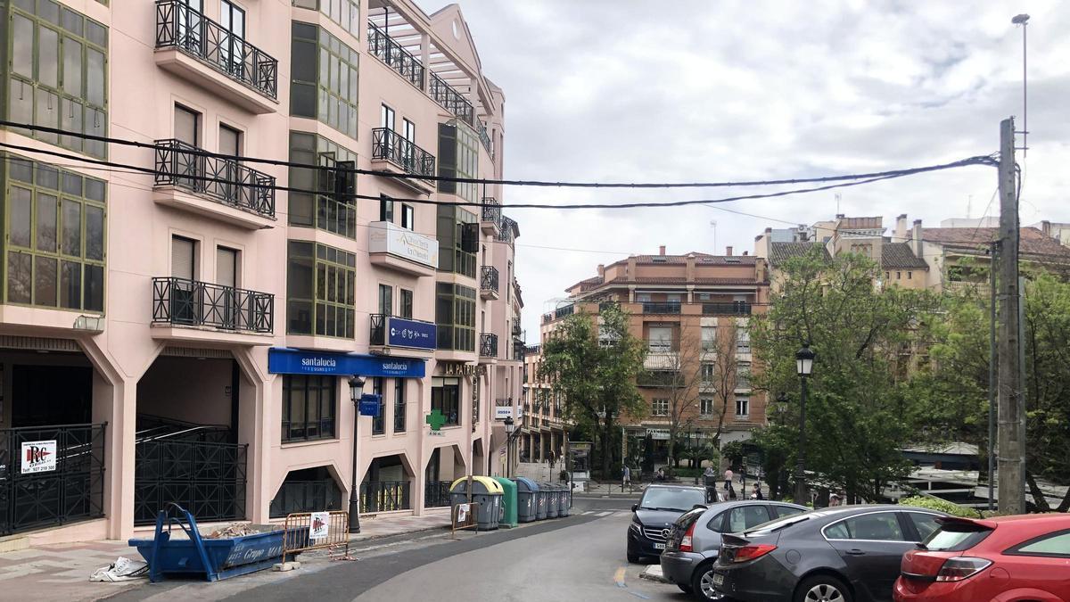 Vídeo | Ir al médico, pagar en Hacienda, escuchar la Cope, leer un buen libro y comerte un potaje de garbanzos en el centro de Cáceres