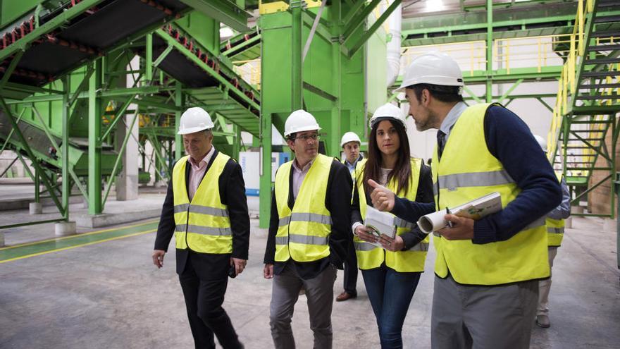 Visita de Jorge Rodríguez y Manolo Civera a la planta de Caudete.