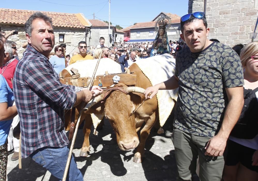 La nueva cita con el santuario de A Franqueira, en A Cañiza, unió ayer a miles de devotos.