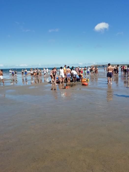 Intervención con bañistas en la playa de Salinas