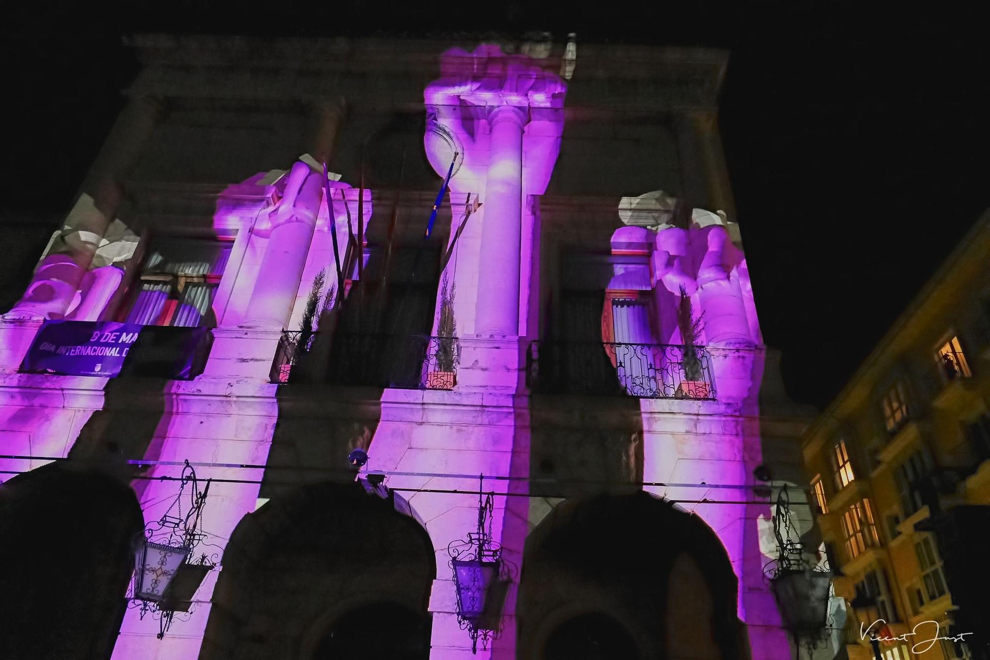 El espectacular videomaping en la fachada del Ayuntamiento de Gandia por el Dia de la Dona