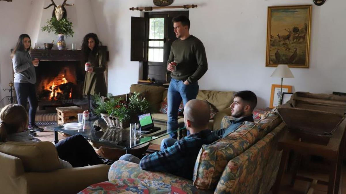 Un grupo de amigos disfruta de una estancia en un alojamiento rural.