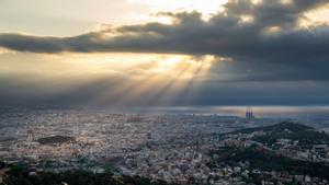 Rayos crepusculares en Barcelona