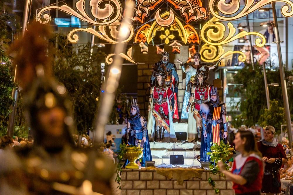 Los Moros y Cristianos hacen suyas las calles de Benidorm.