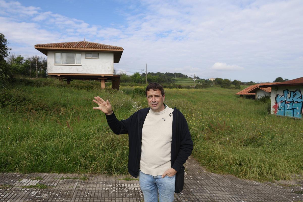Julio Antuña Román, delante de un chalé de la Ciudad de Vacaciones de Perlora.