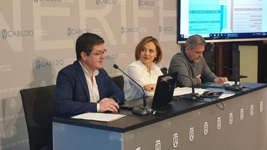 Daniel González, Berta Pérez y José Isaac Gálvez, ayer, en rueda de prensa.