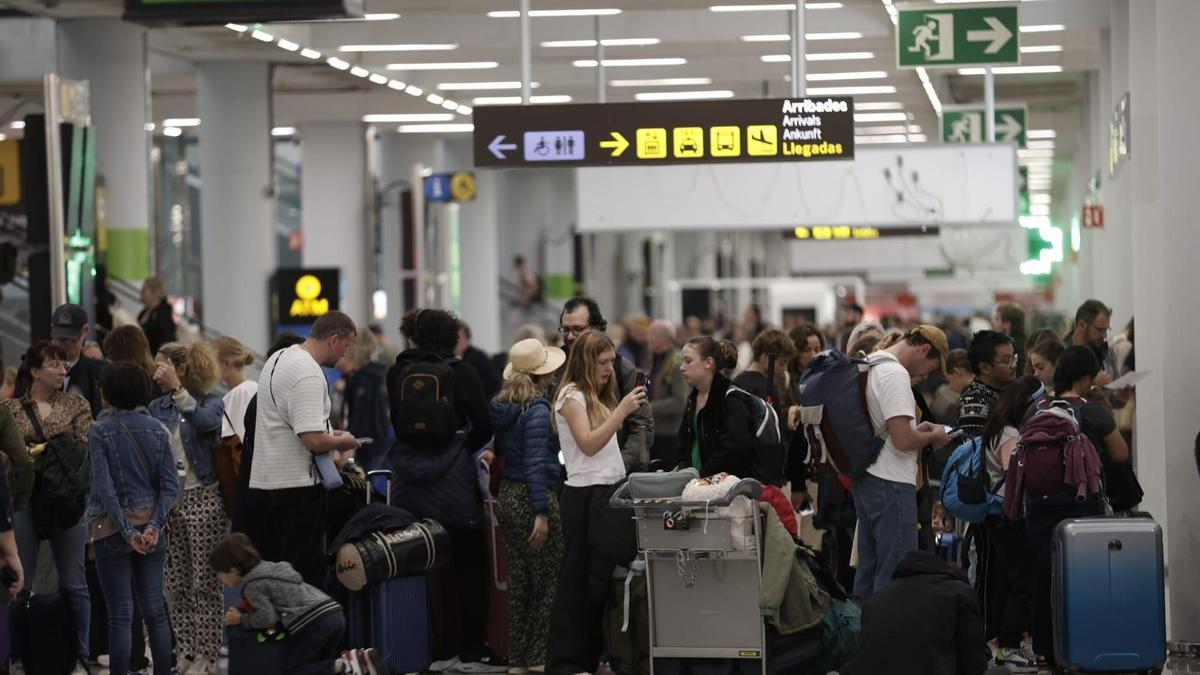 El temporal provoca retrasos generalizados en el aeropuerto de Palma