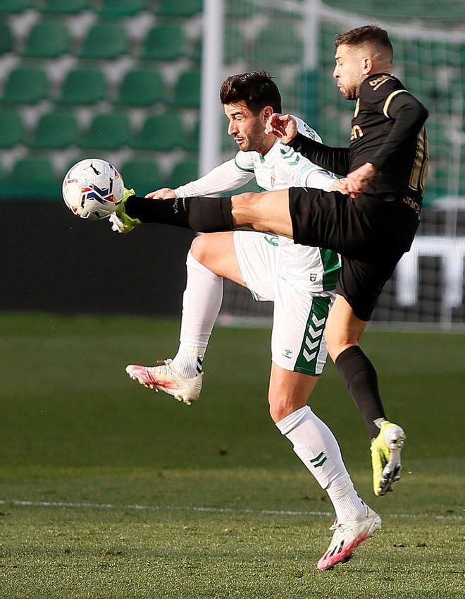 Jordi Alba durante el partido de LaLiga entre el Elche y el FC Barcelona disputado en el estadio Martínez Valero.