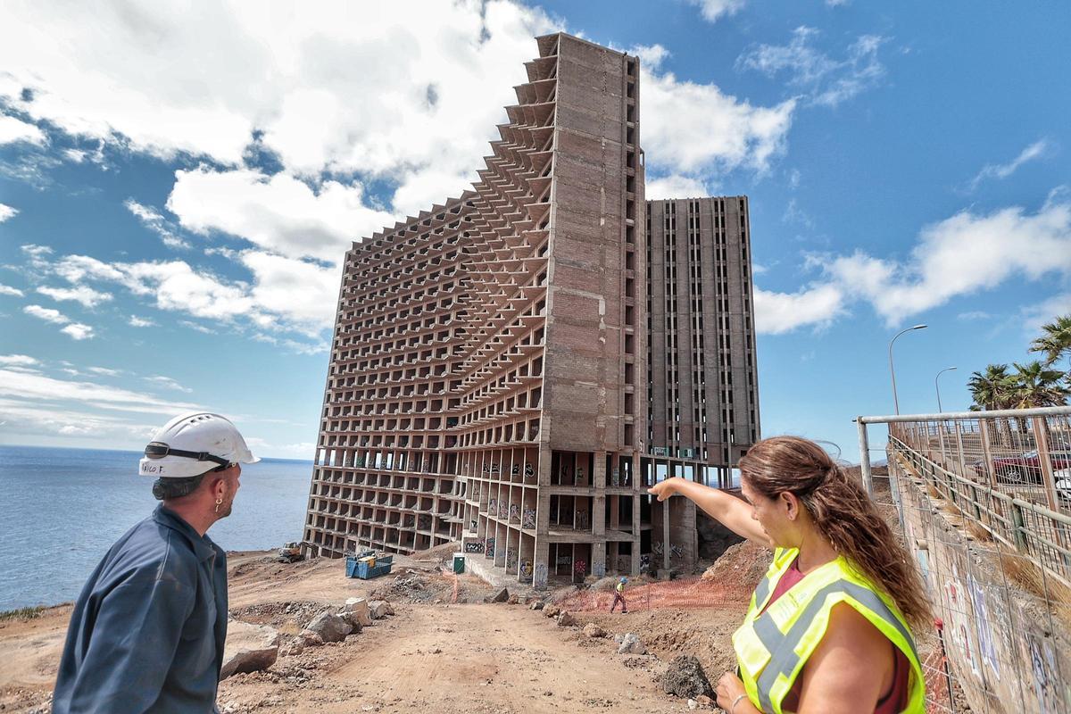 Trabajos de demolición de las escaleras de los pisos bajos del mamotreto de Añaza