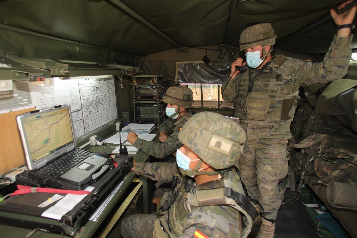 Envío y recepción de datos en un puesto de mando de Ejército de Tierra desplegado en unas maniobras.