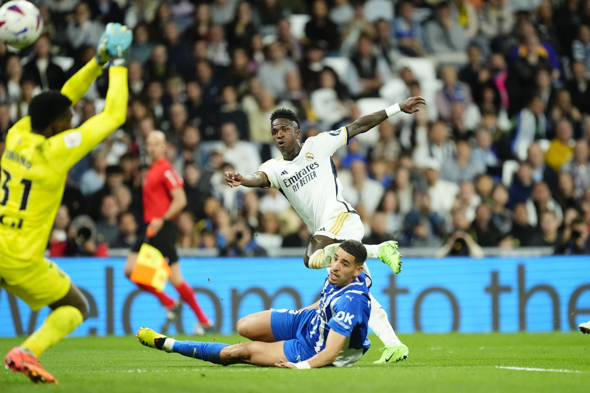 Vinicius Junior marca el cuarto gol del Real Madrid ante el Alavés