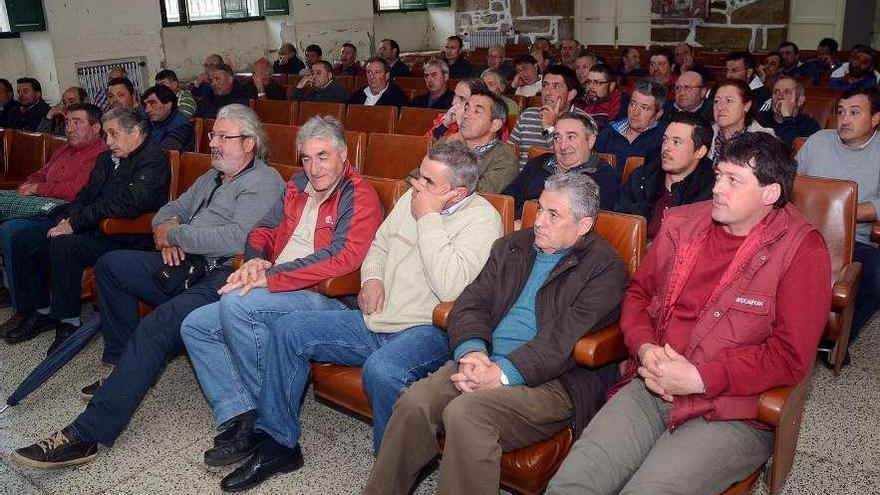 Asamblea de trabajadores de Construcciones Crespo celebrada ayer por la tarde.  // Rafa Vázquez