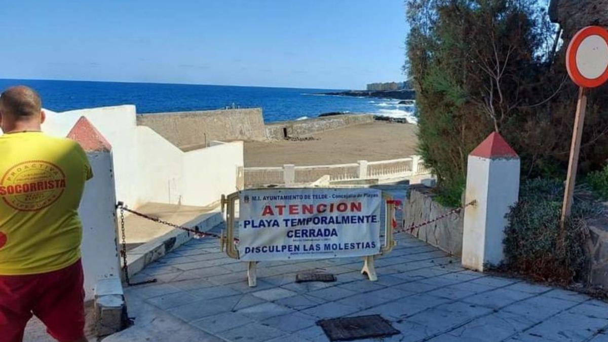 Cartel de cierre ayer en la playa de San Borondón | | AYUNTAMIENTO DE TELDE