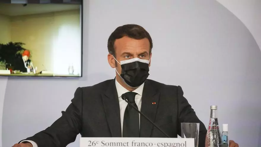 Macron anuncia que paraliza temporalmente la vacunación con AstraZeneca