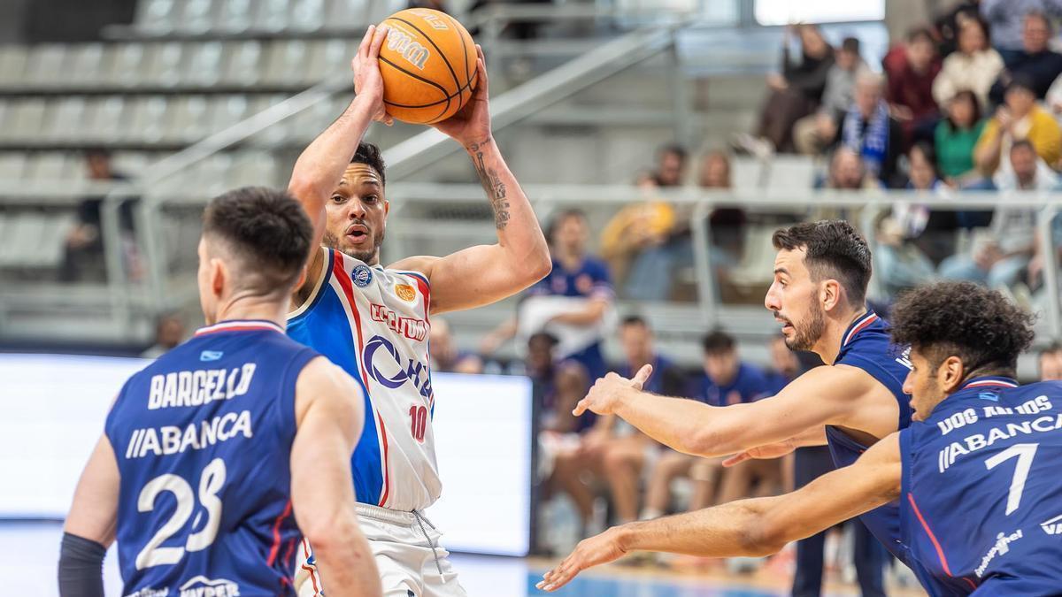 Eddy Polanco, con el balón en el reciente Lucentum-Obradoiro
