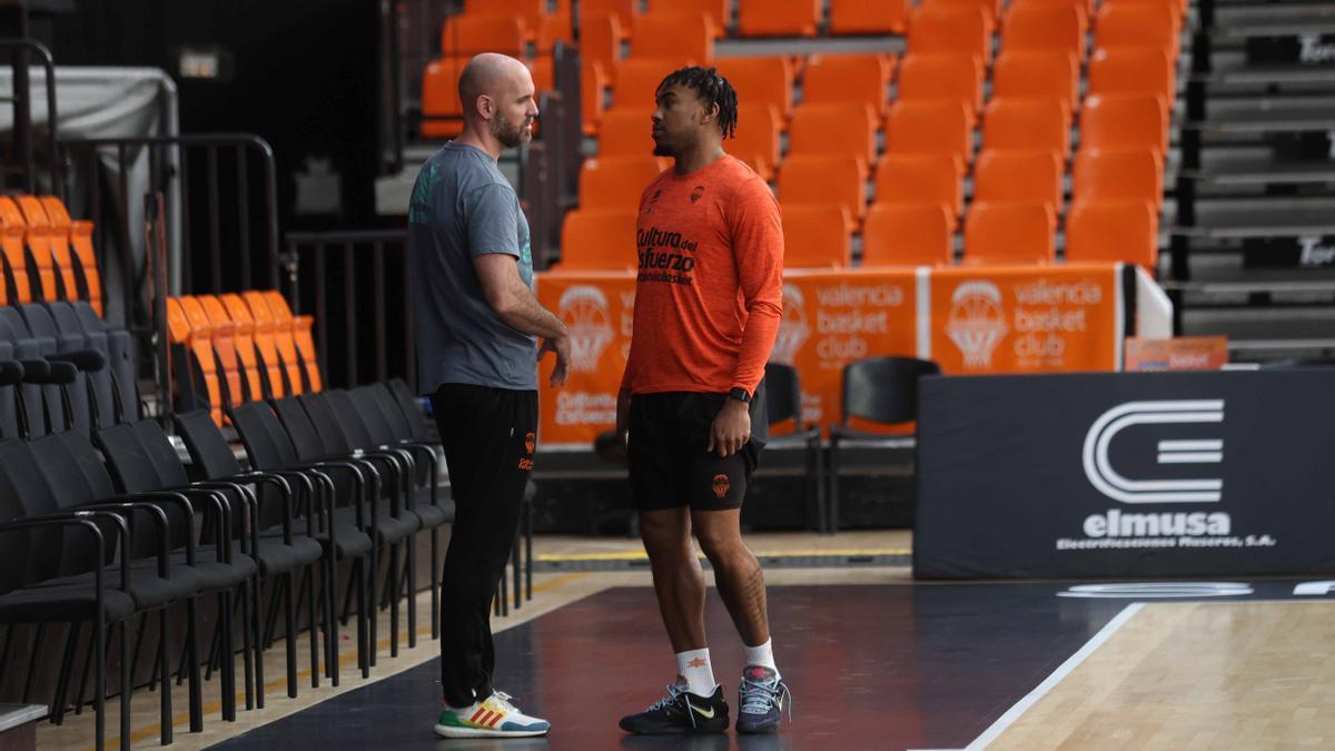 Chris Jones habla con uno de los recuperadores en el entreno. Jones estará dos partidos descansando antes del Manresa