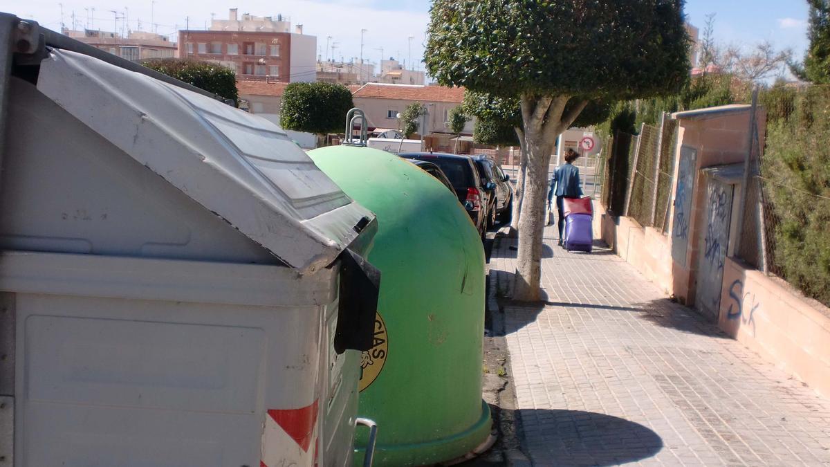 Contenedores de basura en el barrio santapolero de Gran Alacant.