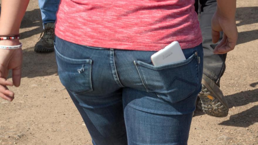 Teléfono Celular En El Bolsillo Trasero De Los Vaqueros De La