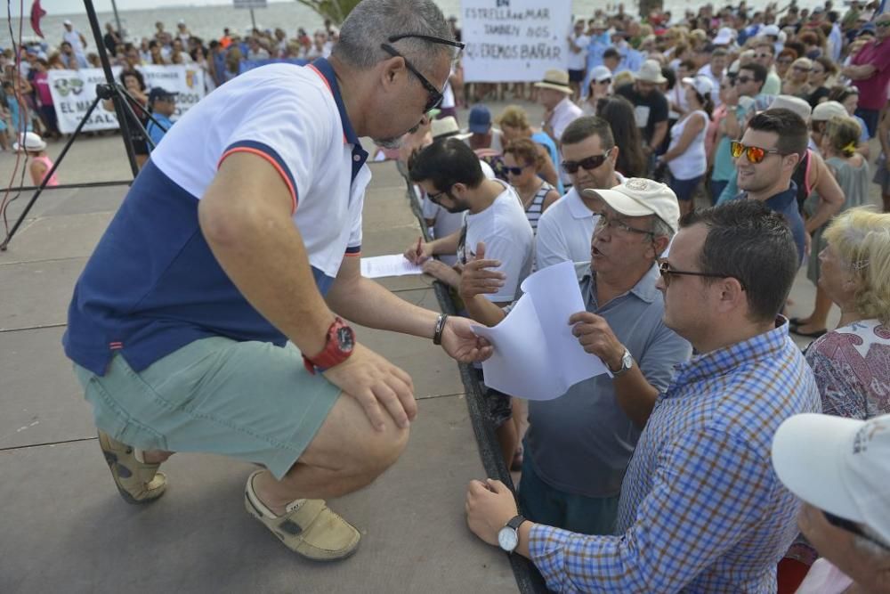 Protesta ante un Mar Menor que amanece cubierto de espuma