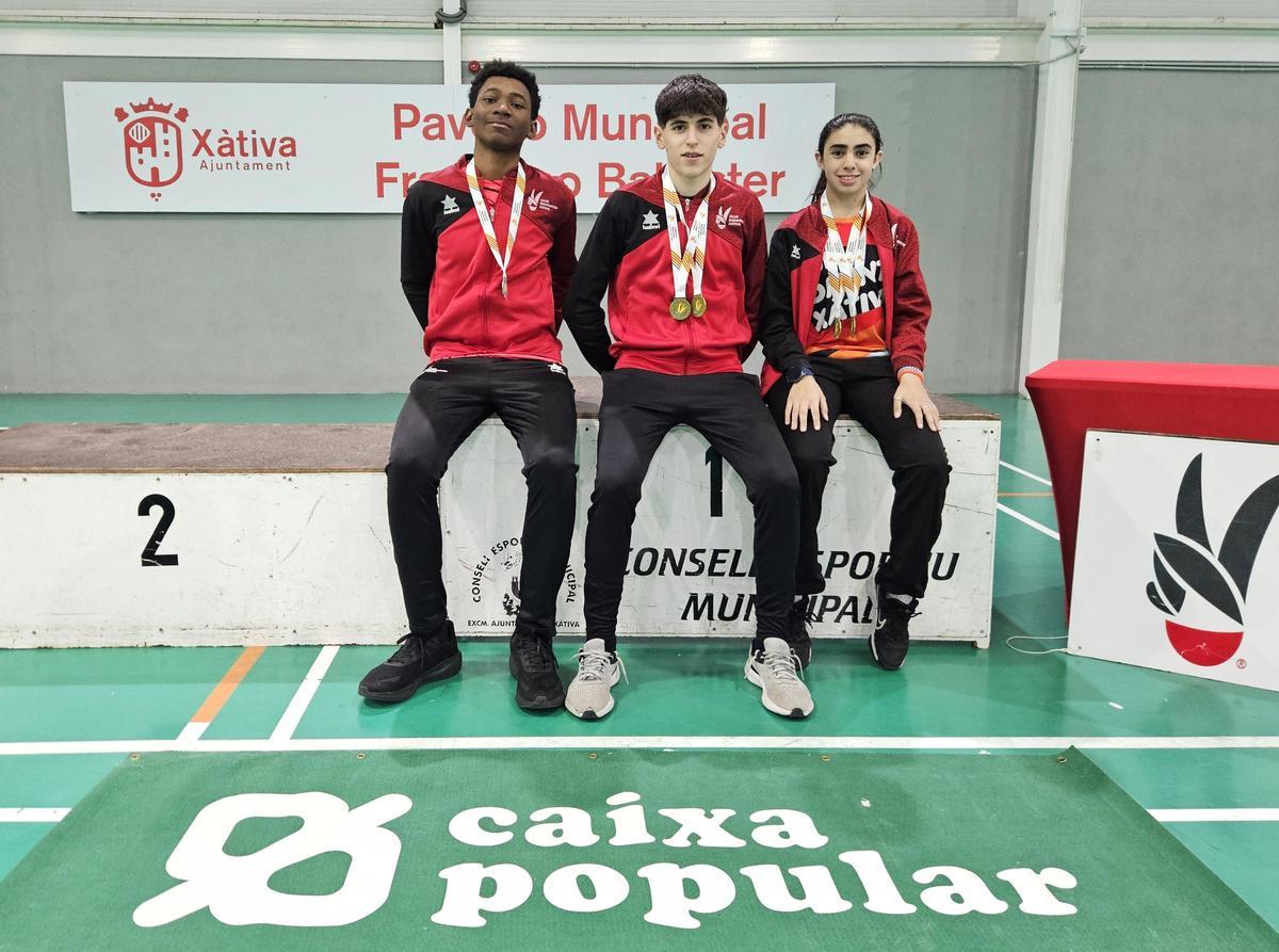 Deportistas del CB Xàtiva con las edallas conseguidas en el Máster Territorial.