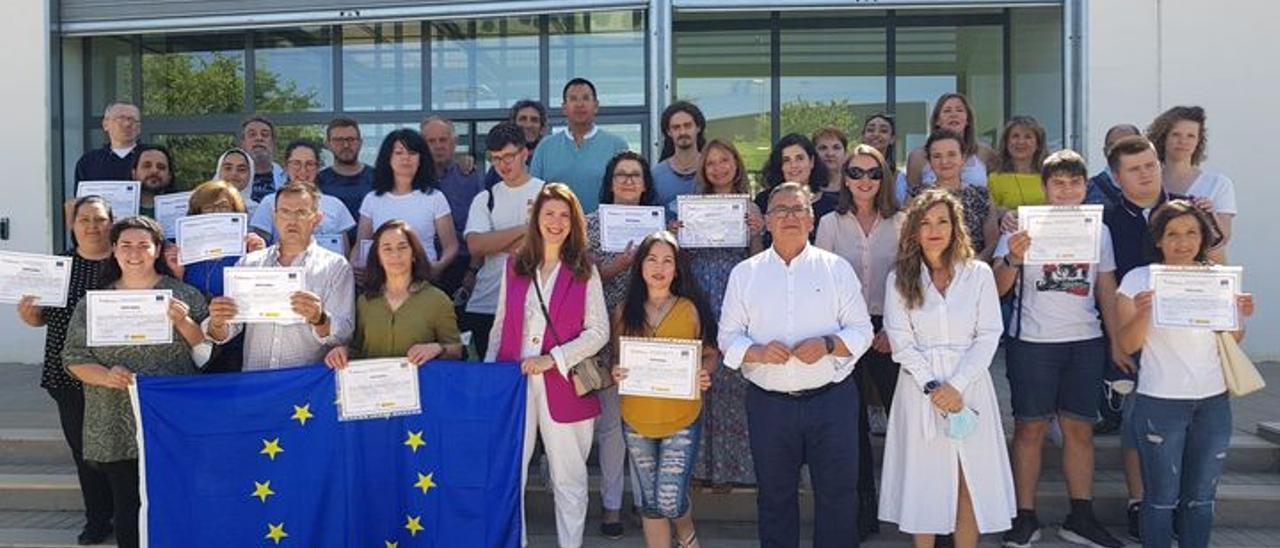 El alcalde Ramírez entregando diplomas a los formados en el itinerario de limpieza