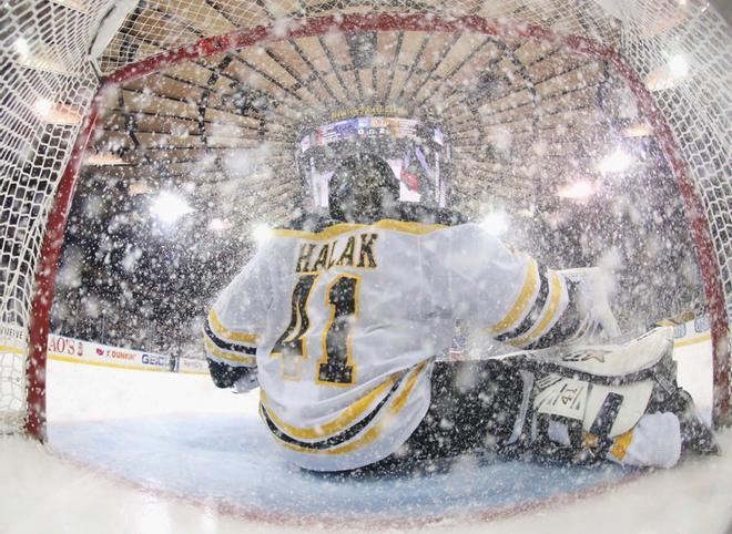 Jaroslav Halak # 41 de los Boston Bruins bloquea la red contra los Rangers de Nueva York durante el tercer período en el Madison Square Garden.