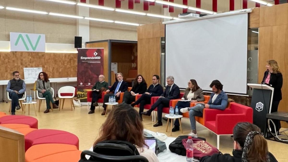 Los participantes de EmprendeUCO recogen la experiencia de empresarios y profesionales del Centro Intergeneracional.