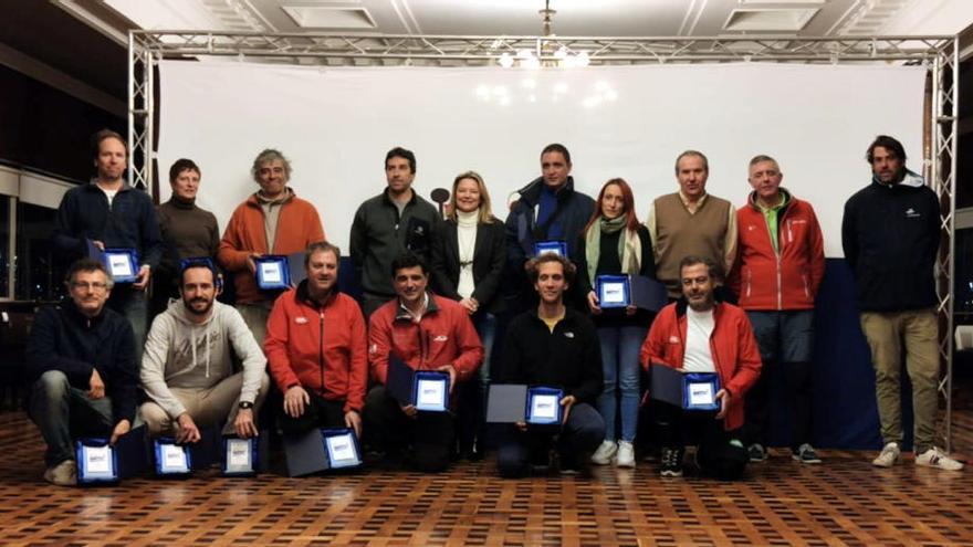 Foto de familia de la entrega de premios del Trofeo Repsol 2019. // FdV