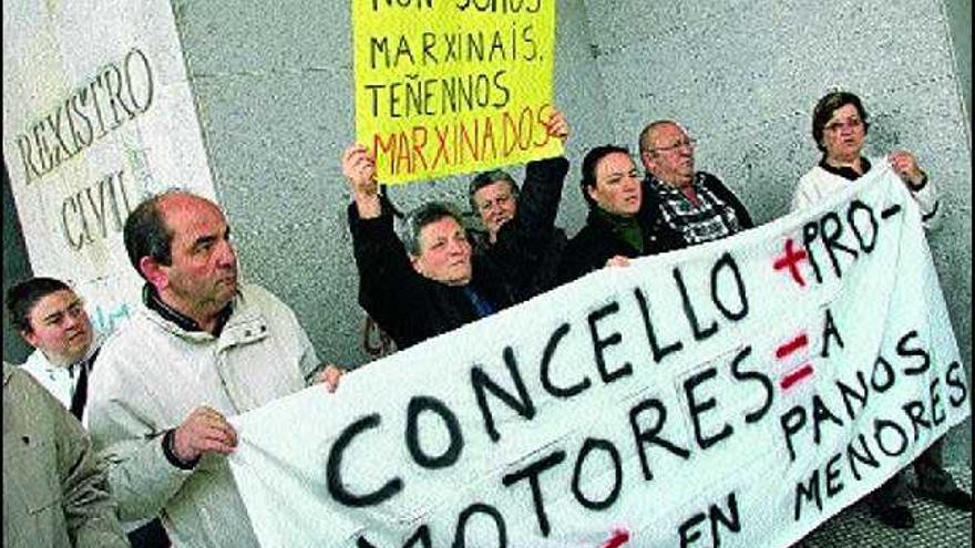 Los vecinos de la calle Almirante Fontán ante la puerta del Juzgado de Vilagarcía. / j.l. o ubiña