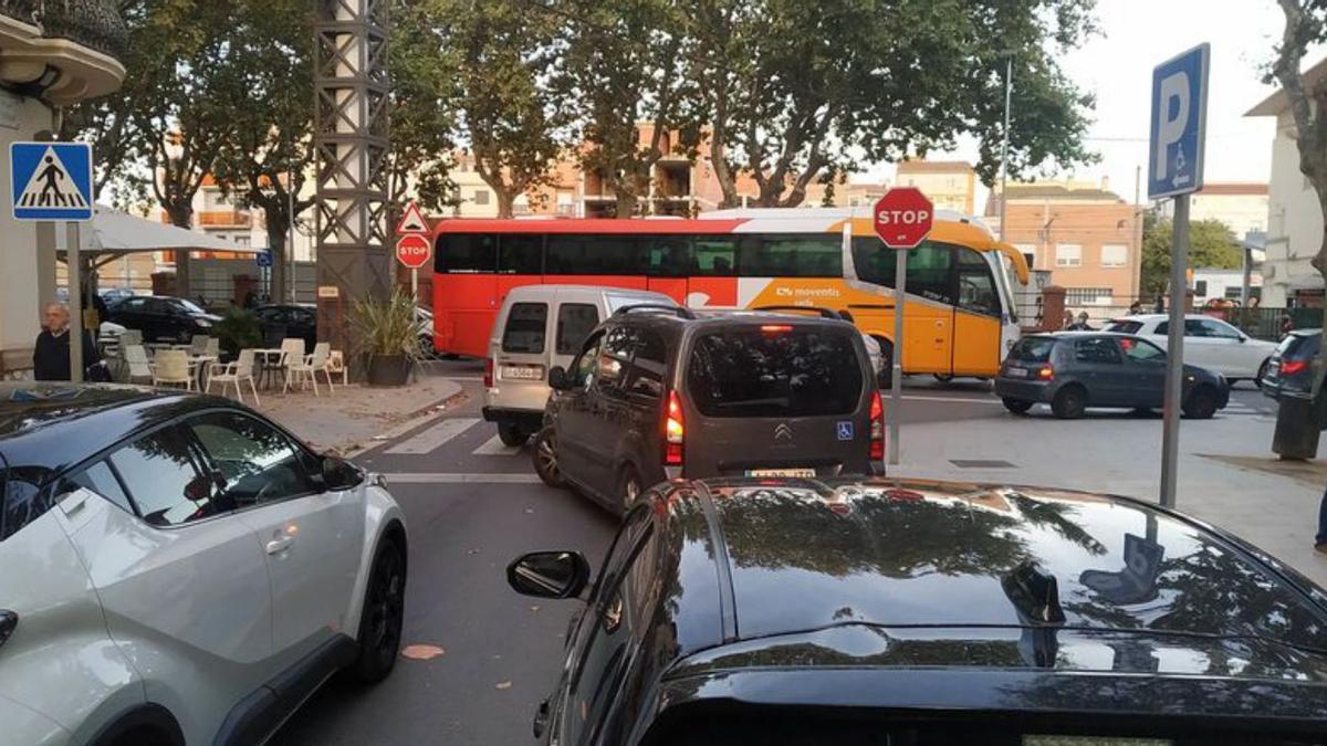 Una imatge habitual a la plaça de l’Estació de Figueres. | SANTI COLL