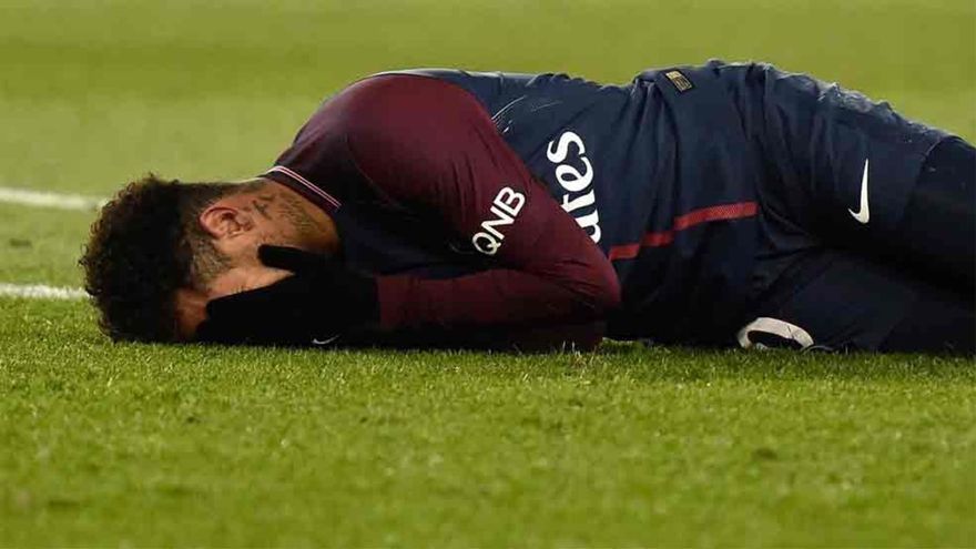 Neymar, con dolor tras sufrir la lesión en el tobillo.