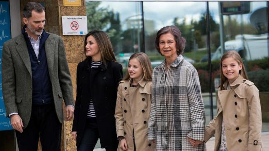 Doña Sofía posa orgullosa junto a sus nietas a la entrada del hospital