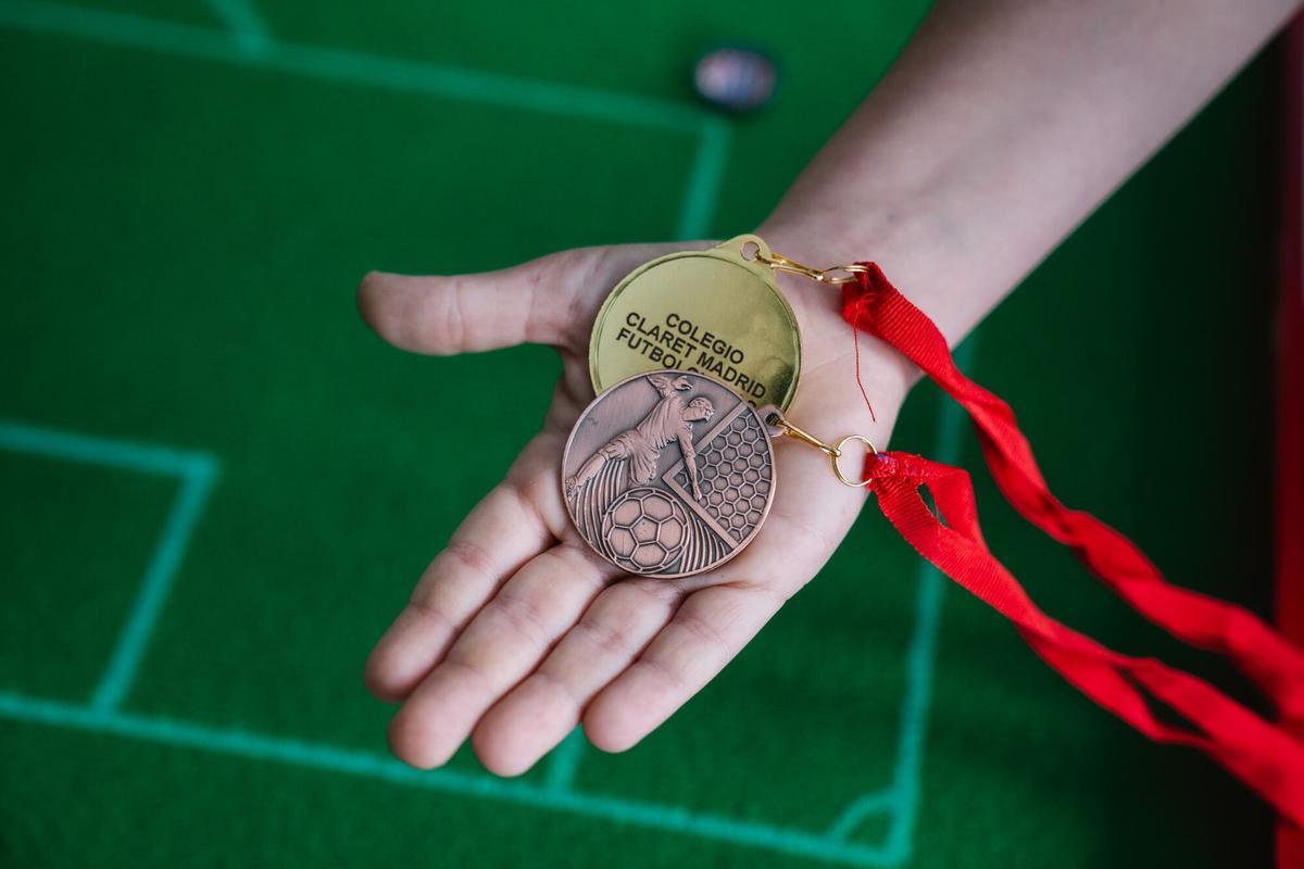 Niños juegan al fútbol chapa en el Colegio Claret de Madrid.