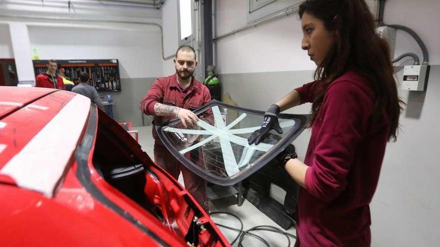 Constan Carreira, en el taller de Carrocerías del IES Universidade Laboral. // Jesús Regal