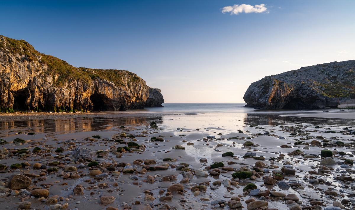 Vista de las Cuevas del Mar en la Costa Verde de Asturias