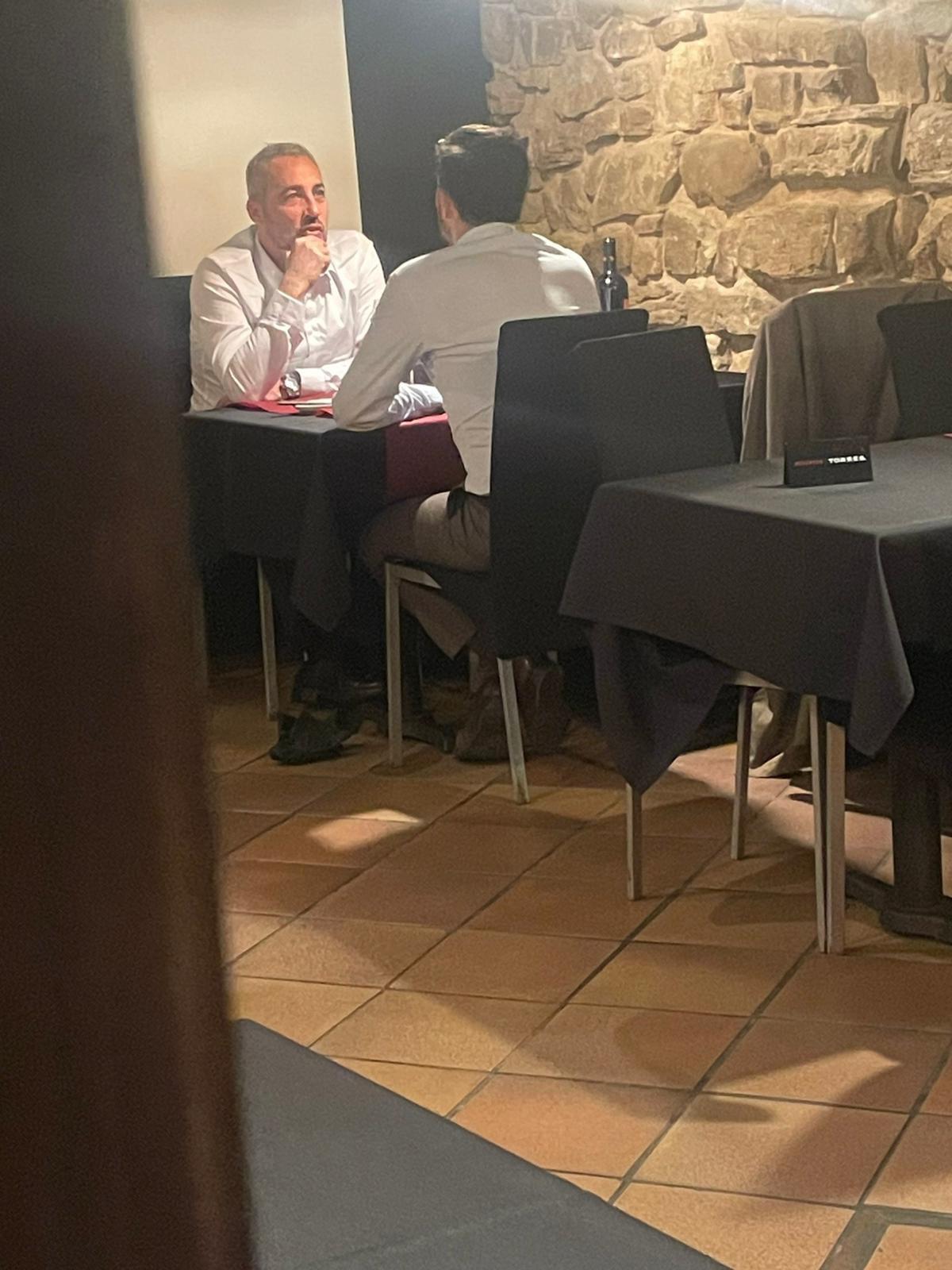 Ramon Bacardit i Sergi Perramon dinant en un cèntric restaurant de Manresa