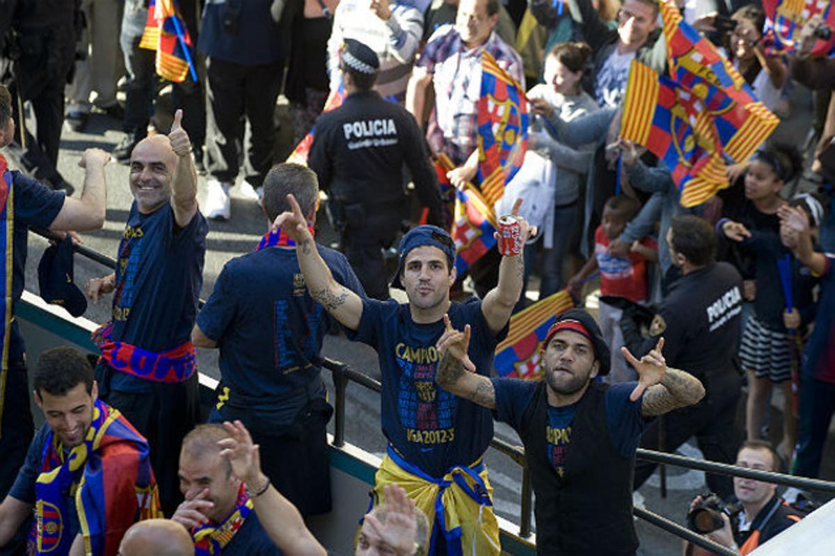 Alves y Cesc disfrutando de la rúa.