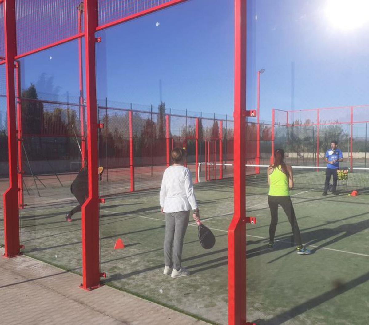 La pista de pádel se acaba de estrenar. |