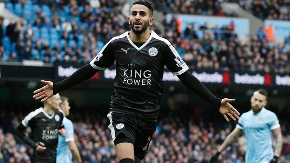 El argelino Mahrez celebra el segundo gol del Leicester en la victoria en el campo del City.