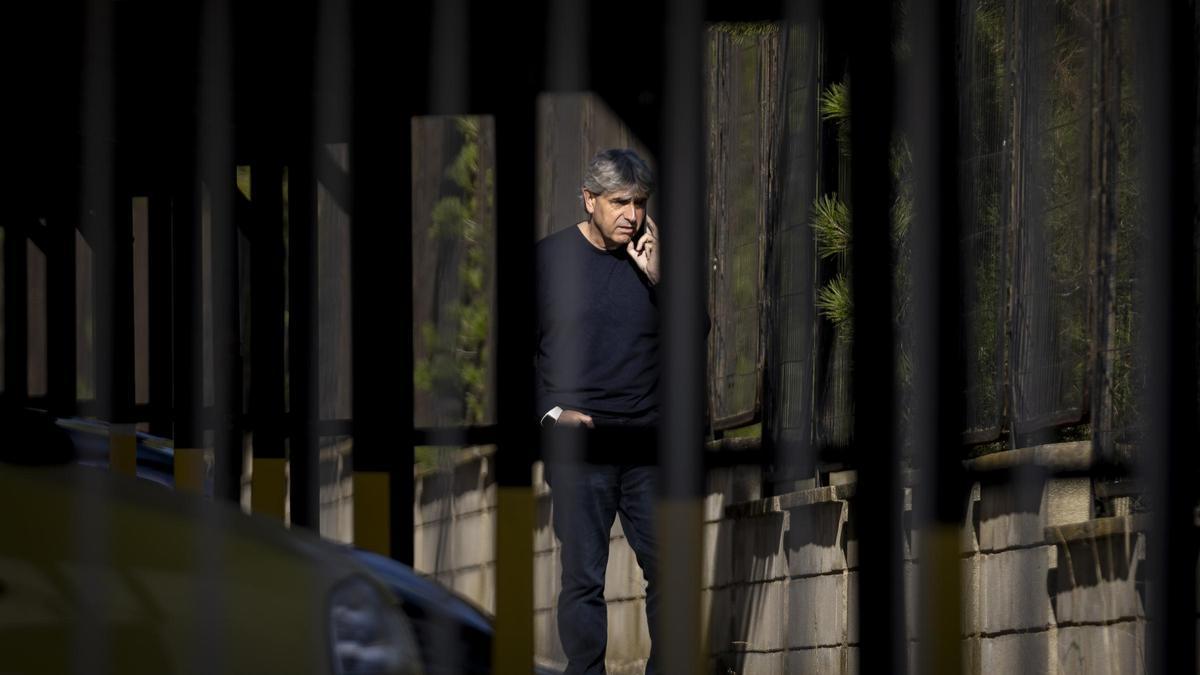 Txema Indias, director deportivo del Real Zaragoza, habla por el móvil en la Ciudad Deportiva.