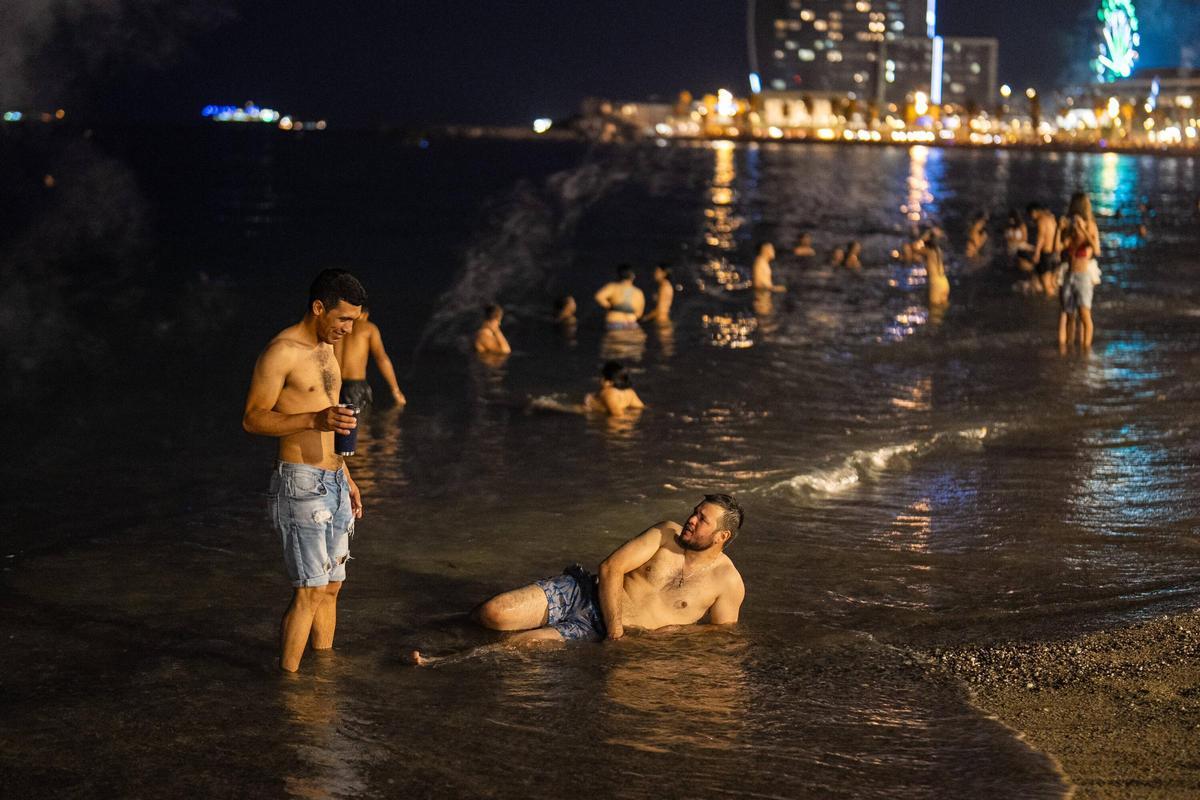 La playa de la Barceloneta llena para celebrar la noche de Sant Joan La playa de la Barceloneta llena para celebrar la noche de Sant Joan