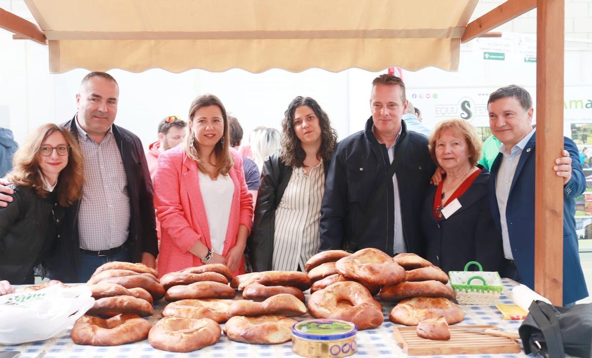 Las autoridades posan en uno de los puestos de venta de la rosca.