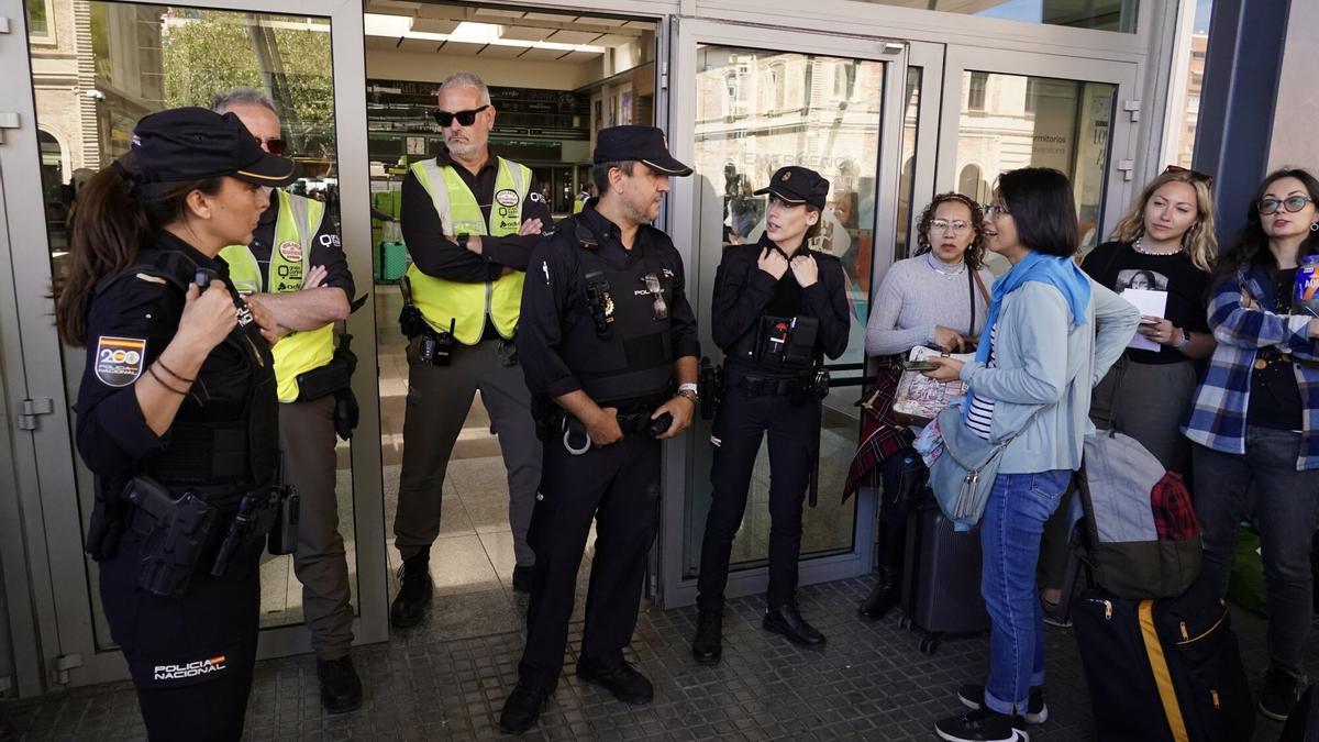 Efectivos de la Policía Nacional este lunes en Málaga.