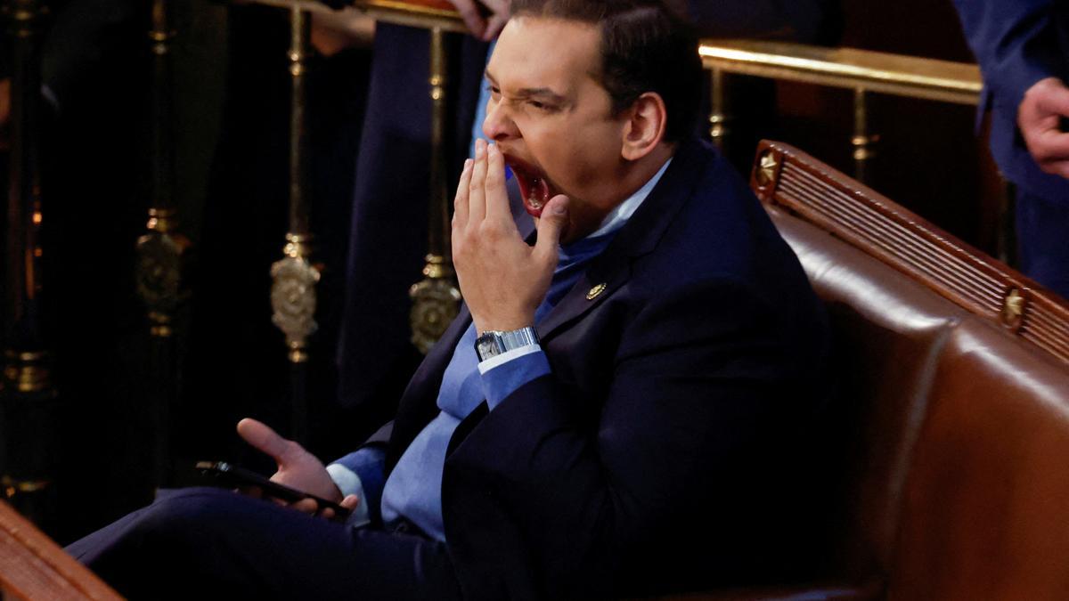 El congresista republicano George Santos bosteza durante la sesión de apertura del Congreso, el pasado 3 de enero.