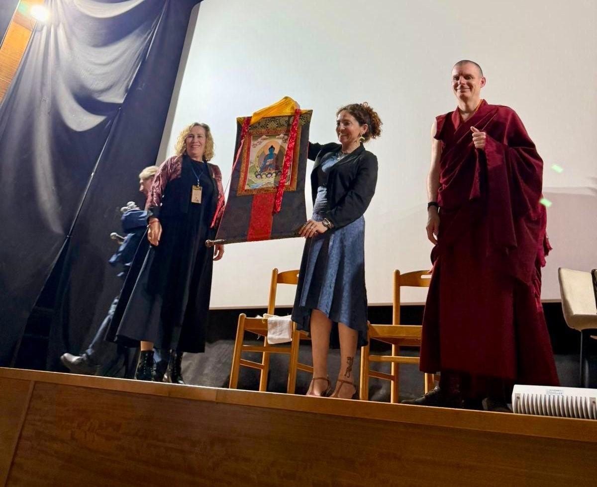 Elena Català Ortuño muestra en "Thangka" tibetano del Buda de la Medicina