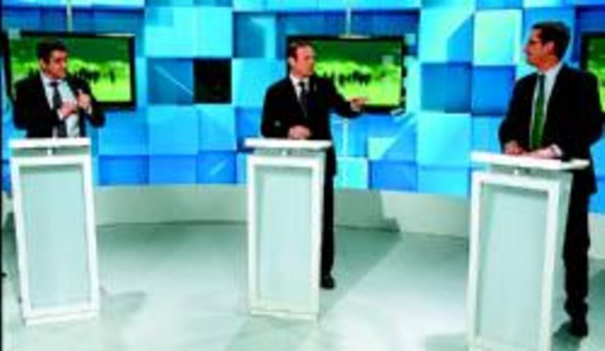 De izquierda a derecha, López, Ibarretxe y Basagoiti, poco antes del debate de ayer en Euskal Telebista.