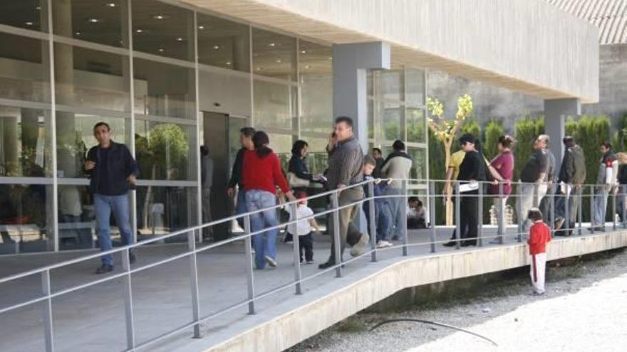 Un grupo de personas espera en el exterior de la oficina del Servef en Alzira, imagen de archivo.