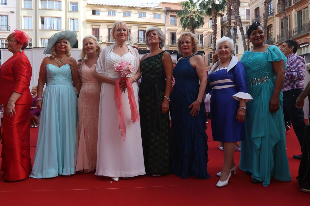 La Pasarela de Moda de la Semana del Mayor ha tenido como protagonistas a 132 modelos de entre 55 y 80 años, que han desfilado en la plaza de La Constitución.